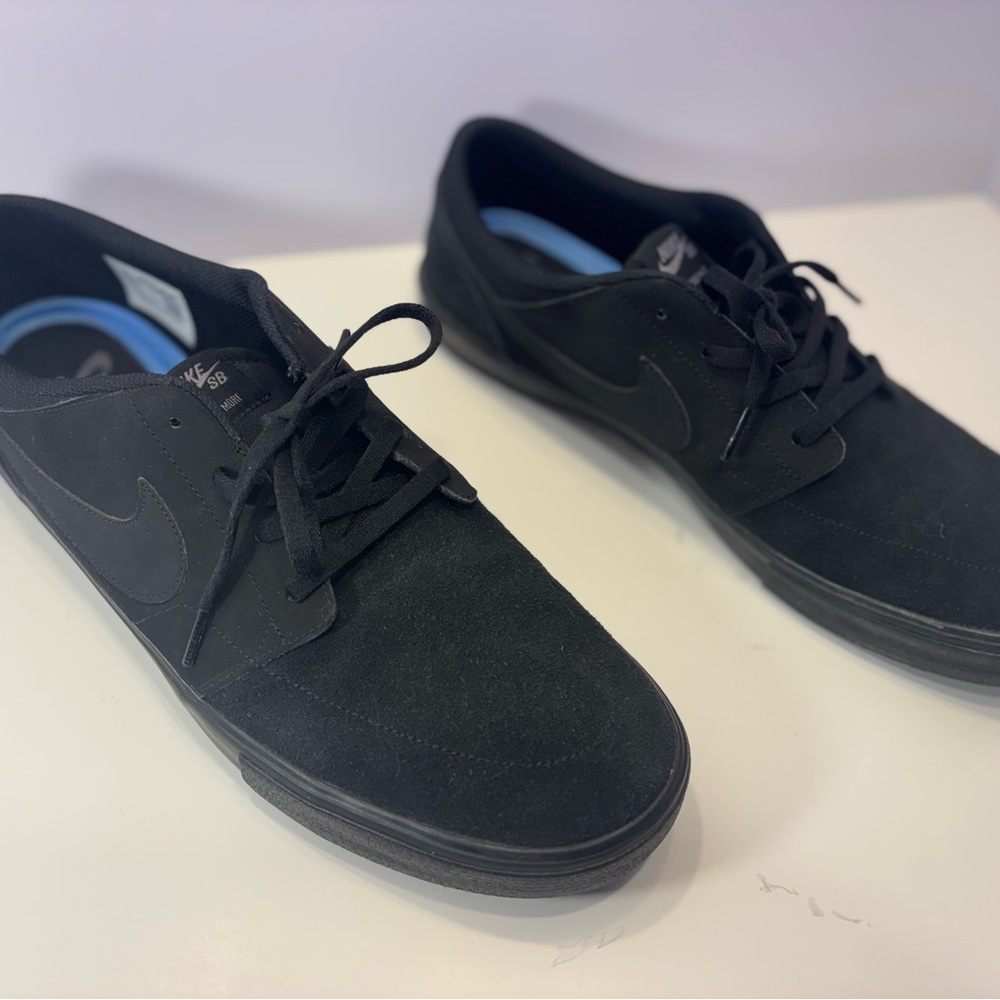 Nike Black Low-Top Sneakers with Sleek Design